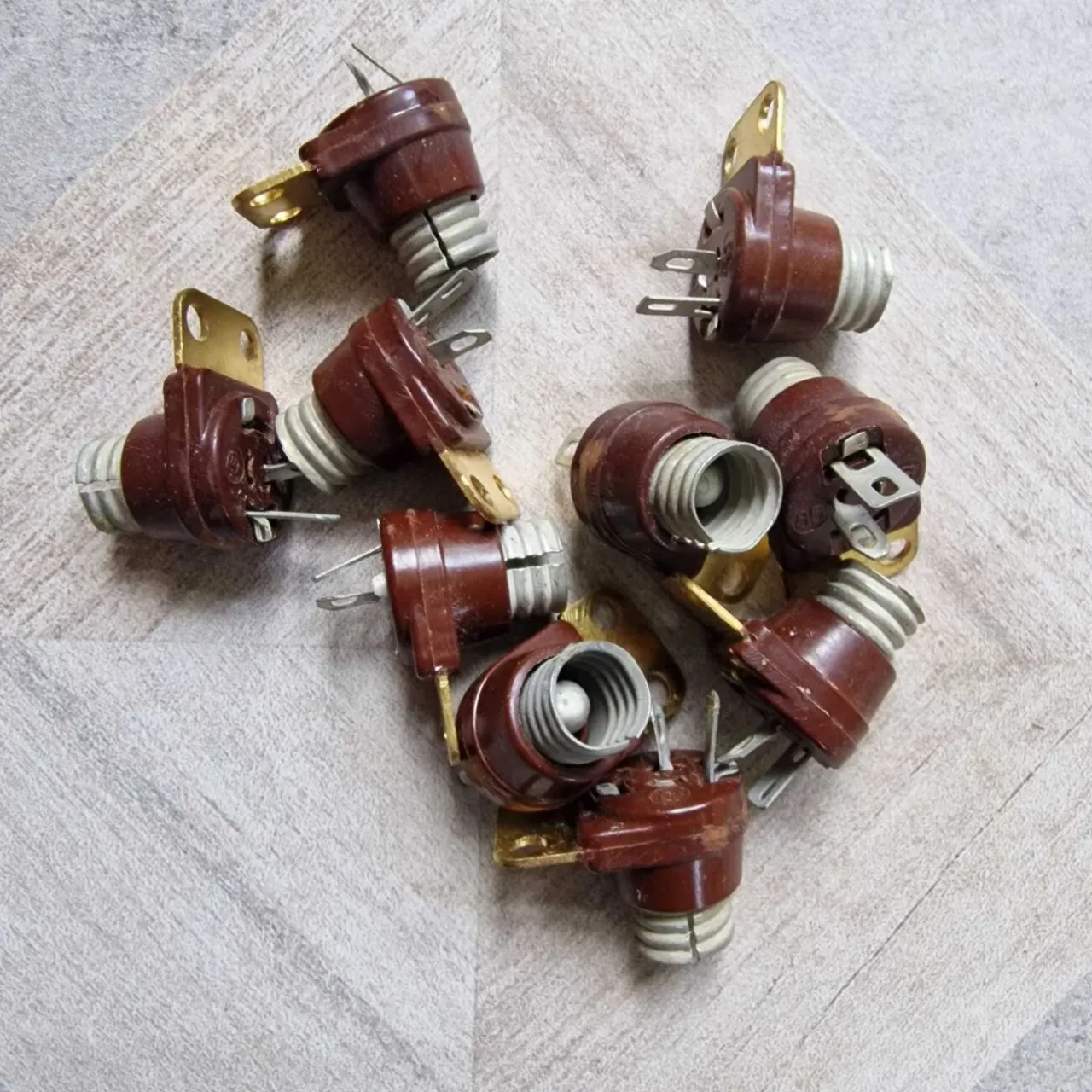 Продам тримачі запобіжників,запобіжники 4