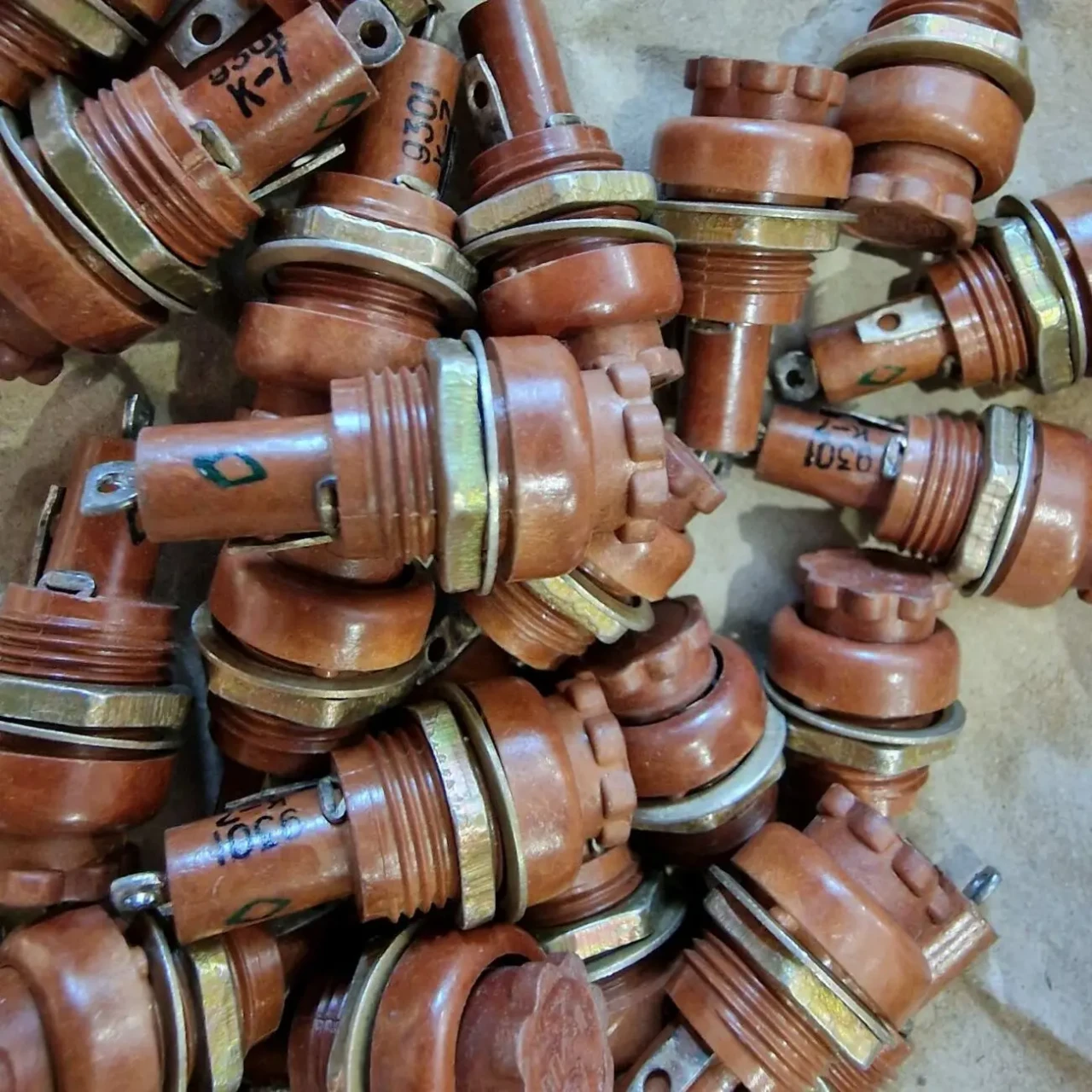 Продам тримачі запобіжників,запобіжники 2