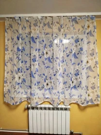 Коротка тюль з квітами.