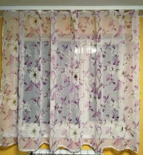 Коротка тюль з квітами.