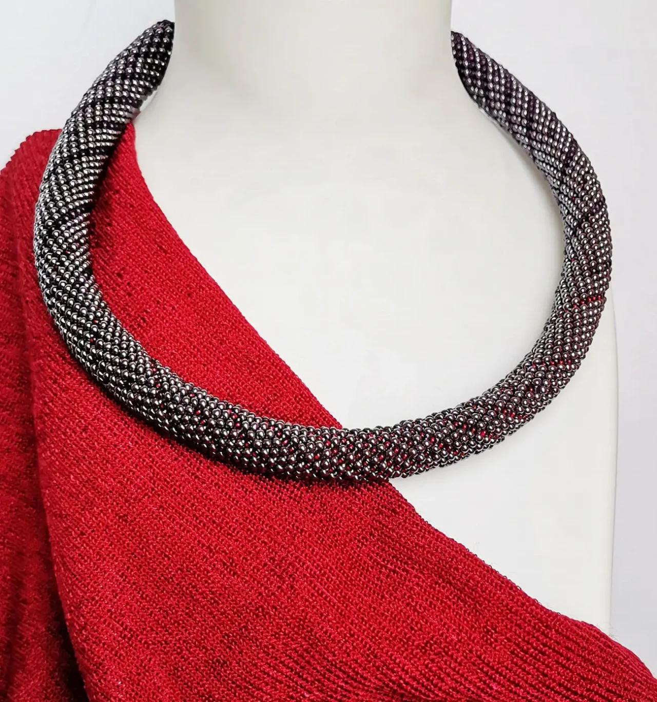 Прикраса із бісеру кольє-джгут Магніт 4