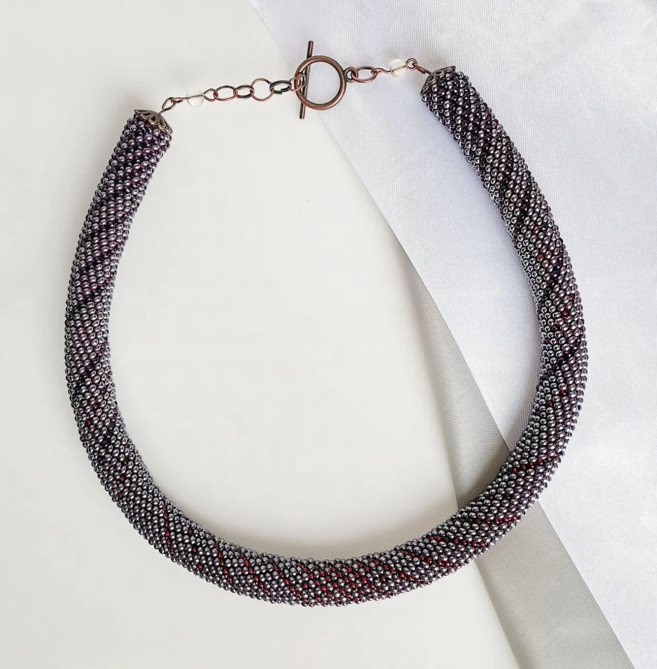 Прикраса із бісеру кольє-джгут Магніт