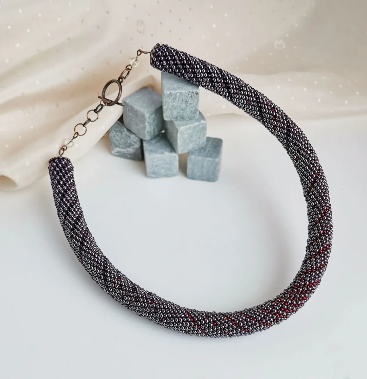 Прикраса із бісеру кольє-джгут Магніт 3