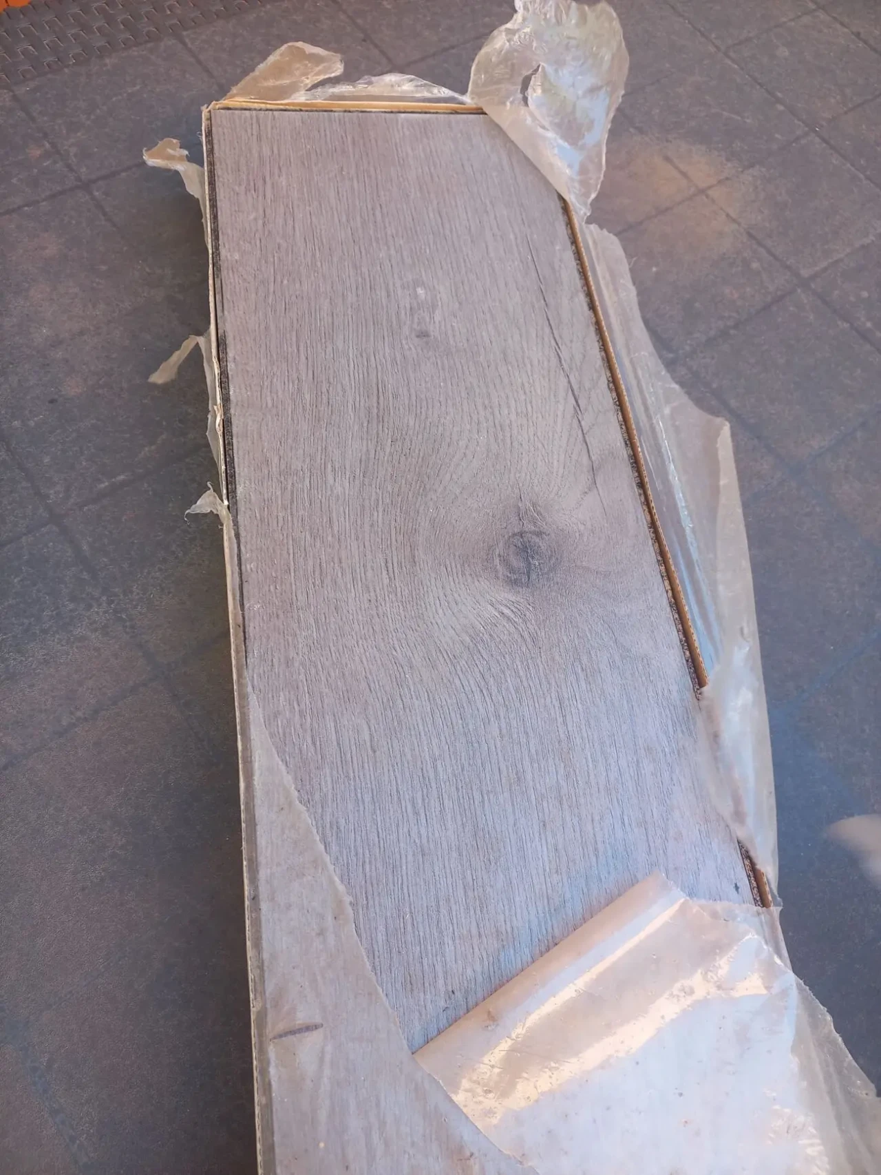 Ламінат сірий 380 грн 2