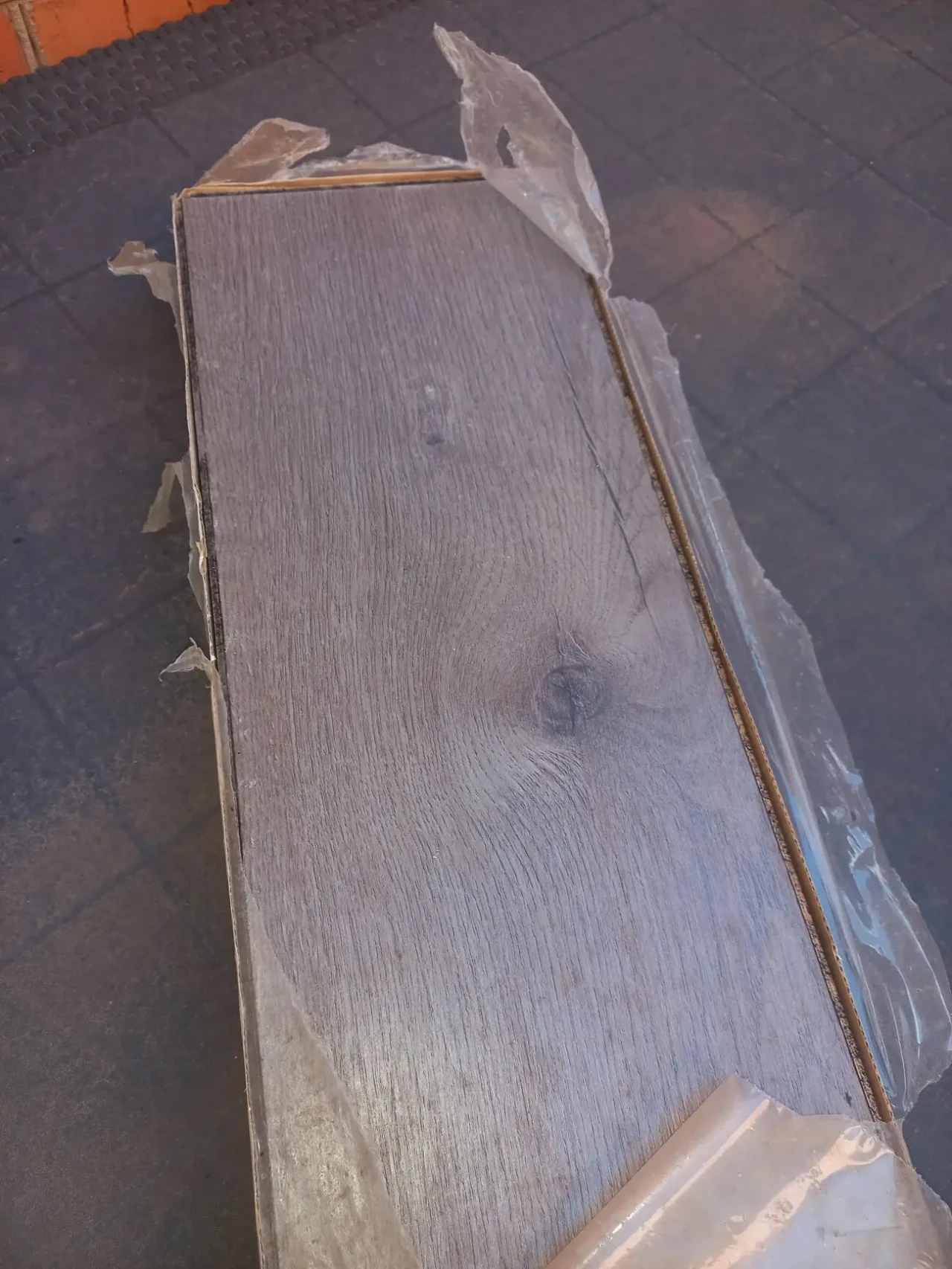 Ламінат сірий 380 грн