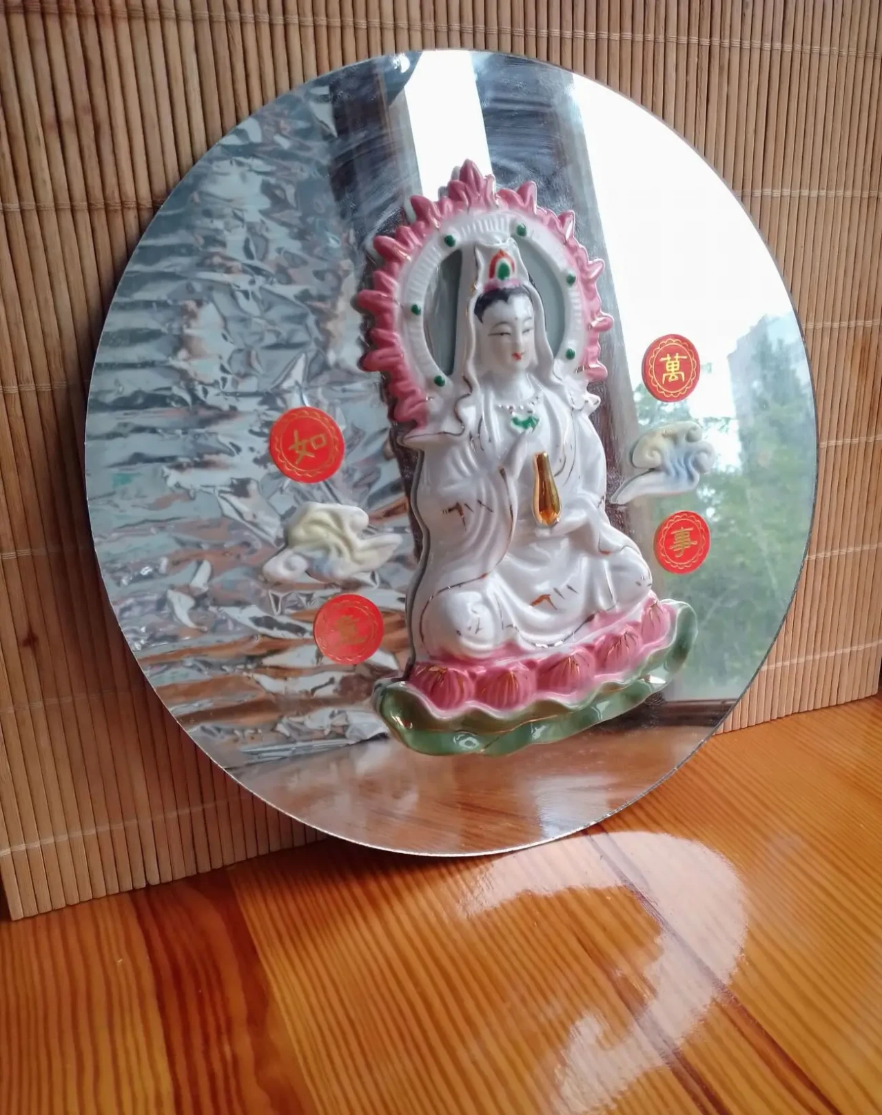 Фигурка гуань инь панно на зекрале 28 см круг, подойдет в детскую 3