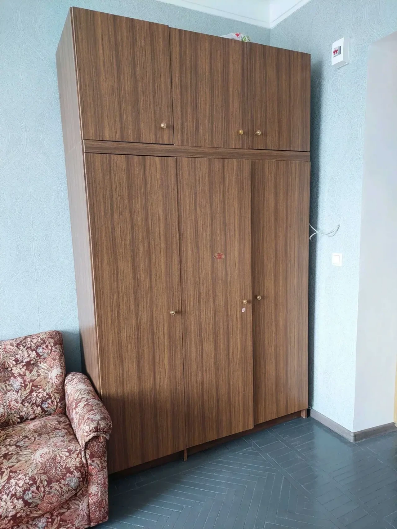 Велика кімната в гуртожитку. Власник. 5