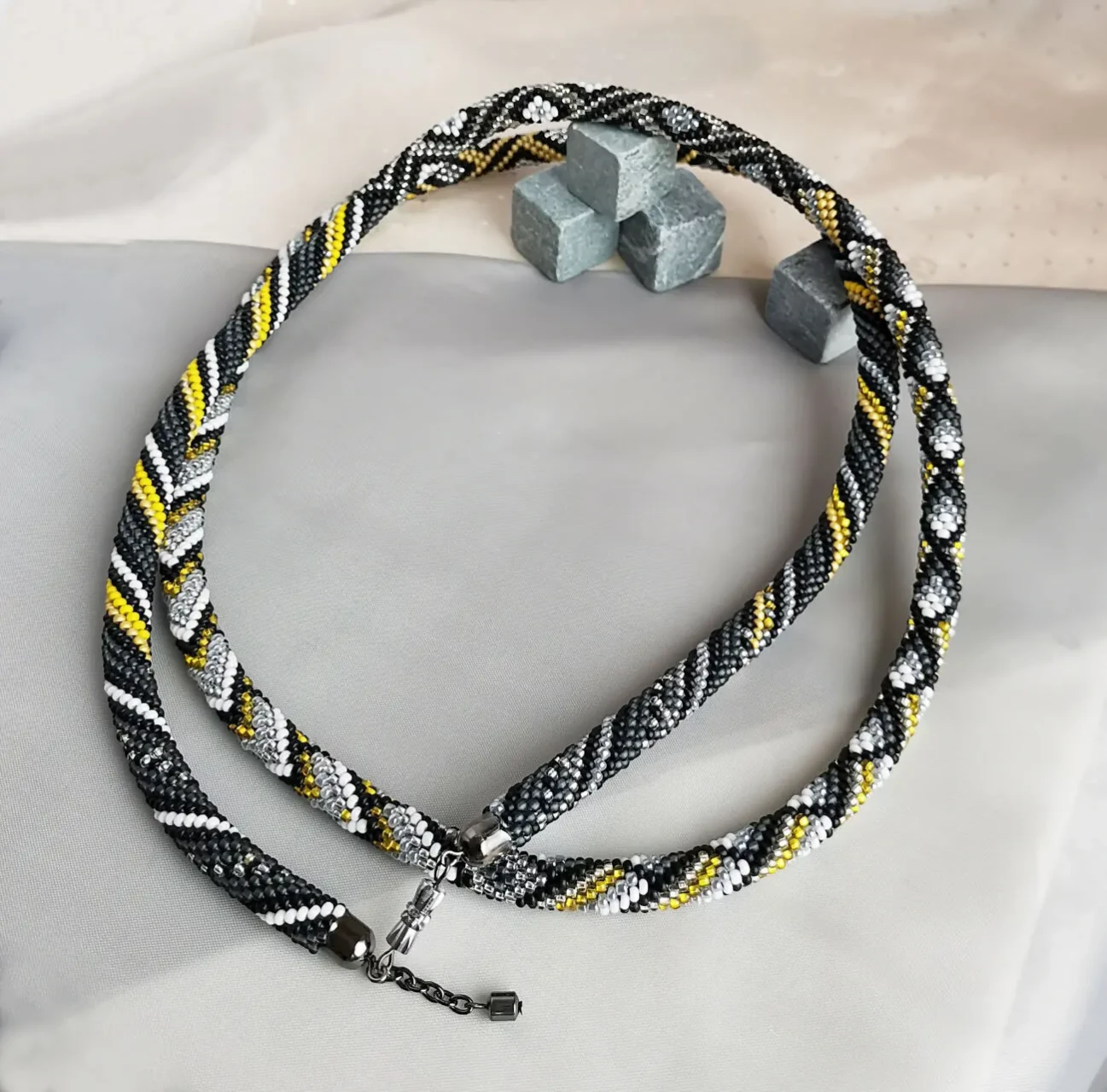 Прикраса із бісеру кольє-джгут Таїнство 2