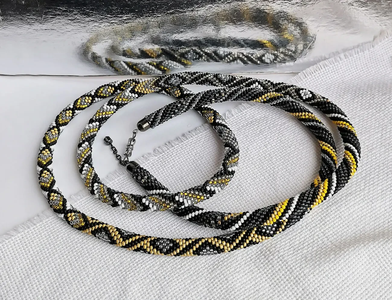 Прикраса із бісеру кольє-джгут Таїнство 7