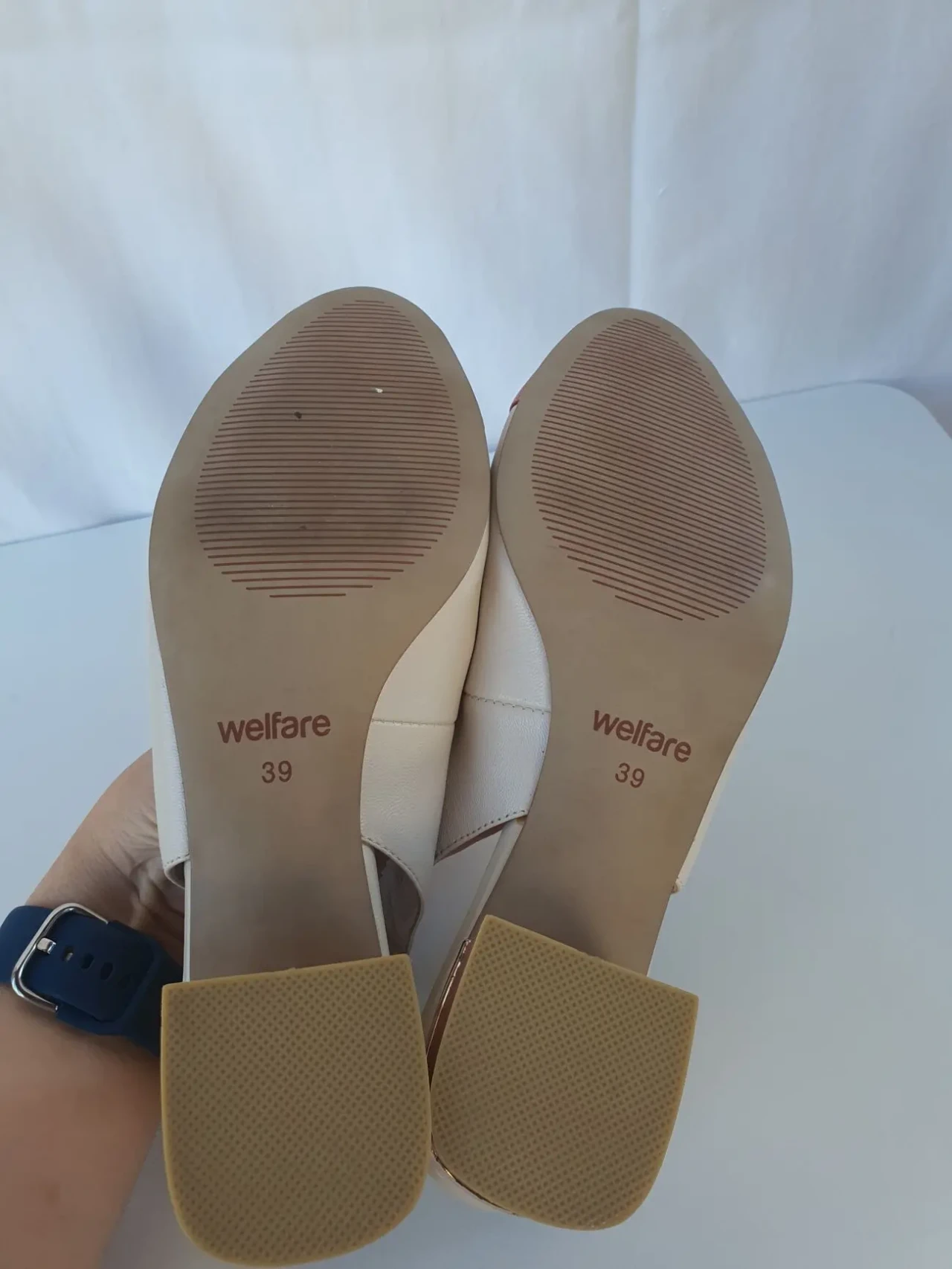 Жіночі шкіряні босоніжки на невисокому стійкому каблуці 4