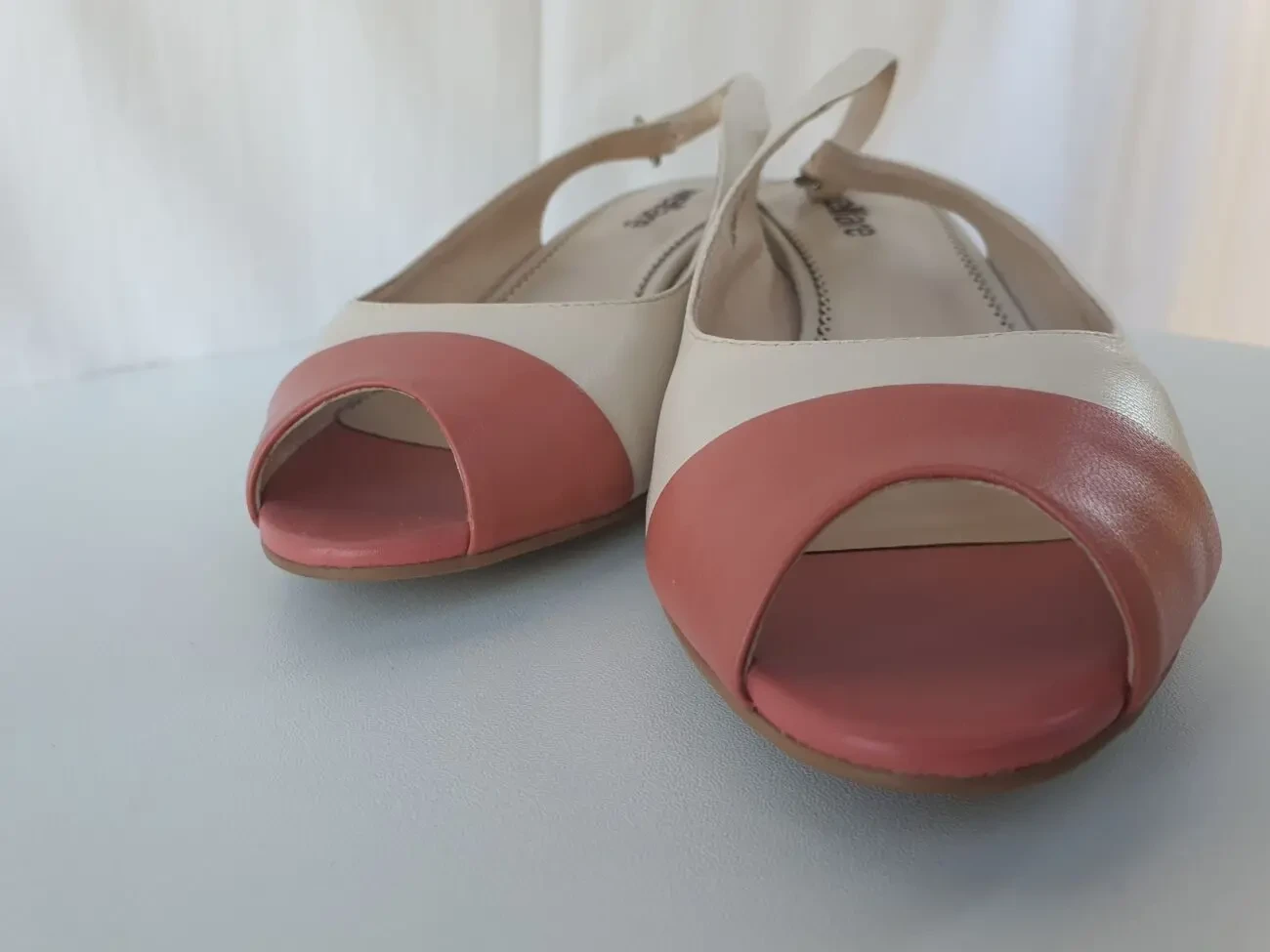 Жіночі шкіряні босоніжки на невисокому стійкому каблуці 8