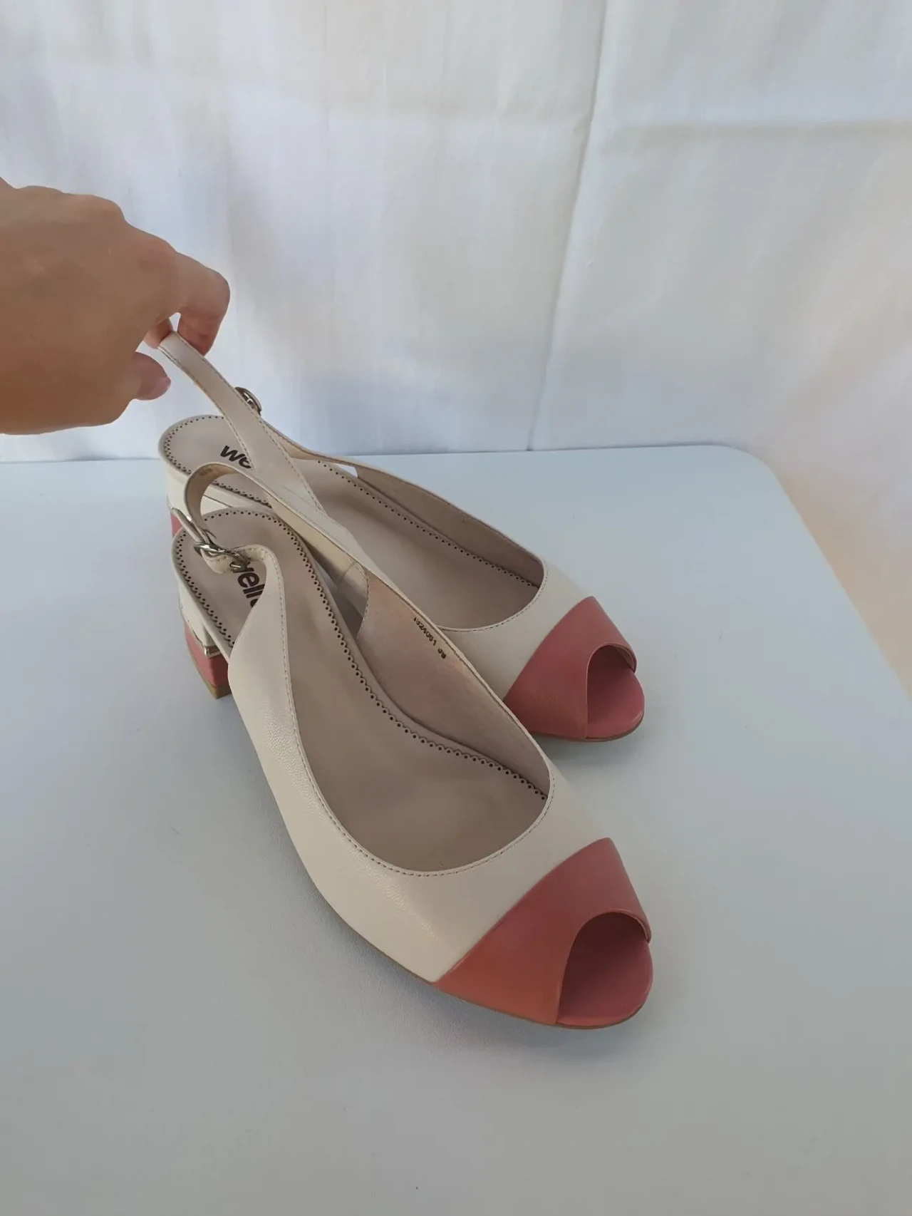 Жіночі шкіряні босоніжки на невисокому стійкому каблуці 6