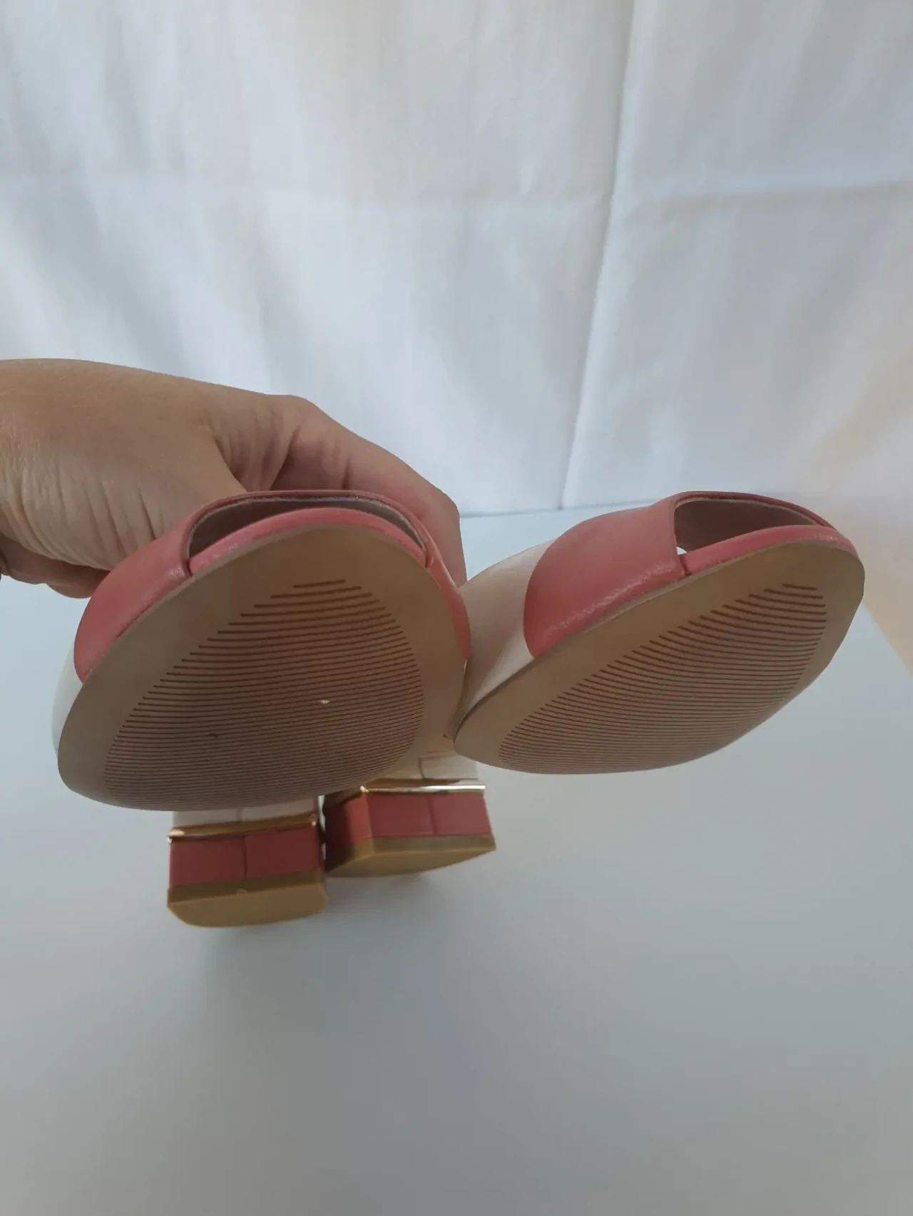 Жіночі шкіряні босоніжки на невисокому стійкому каблуці 5