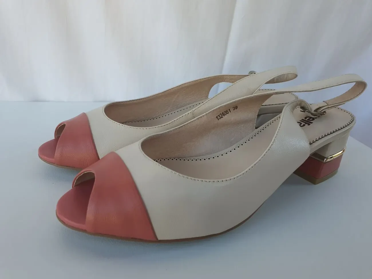 Жіночі шкіряні босоніжки на невисокому стійкому каблуці