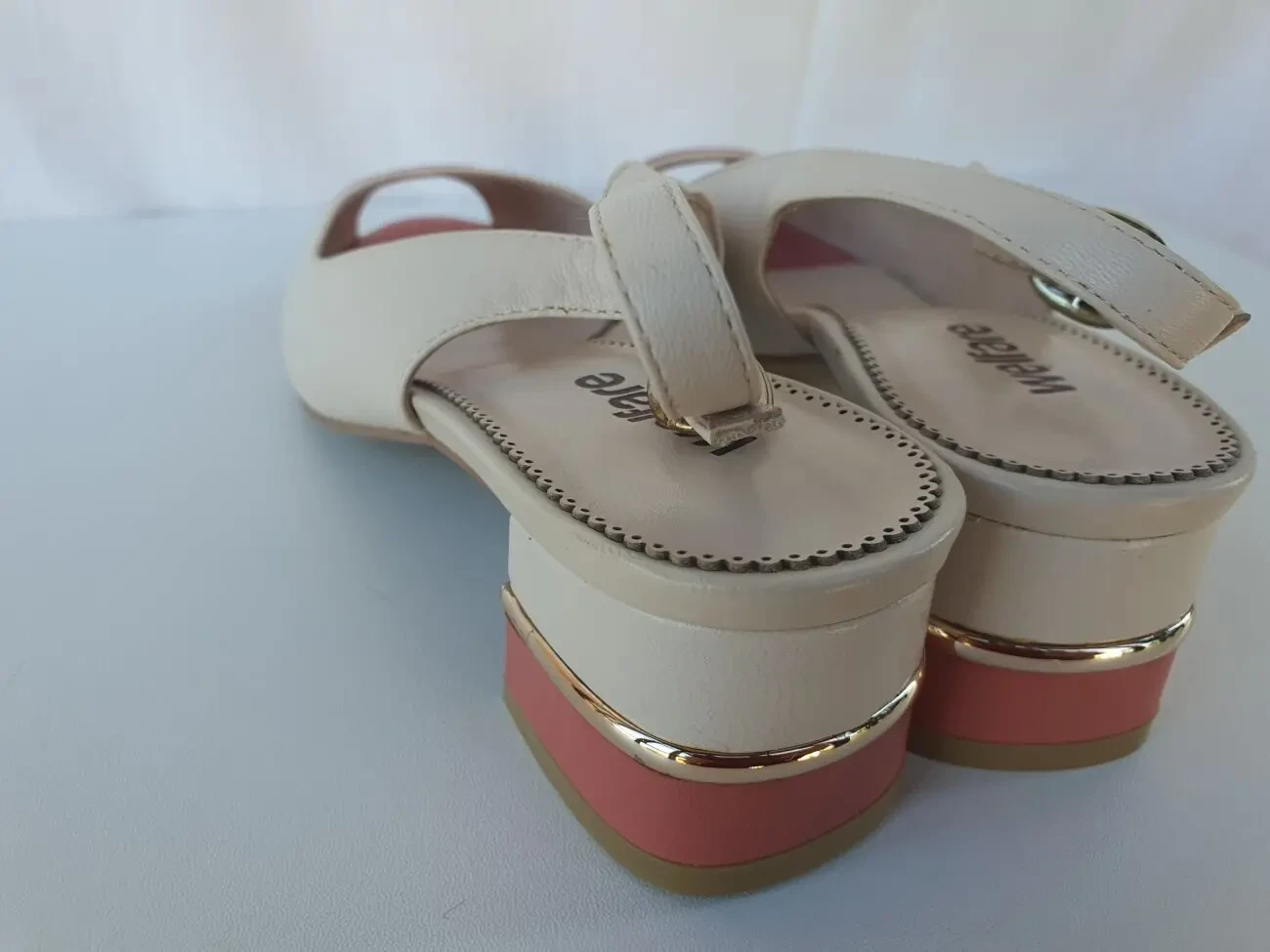 Жіночі шкіряні босоніжки на невисокому стійкому каблуці 2