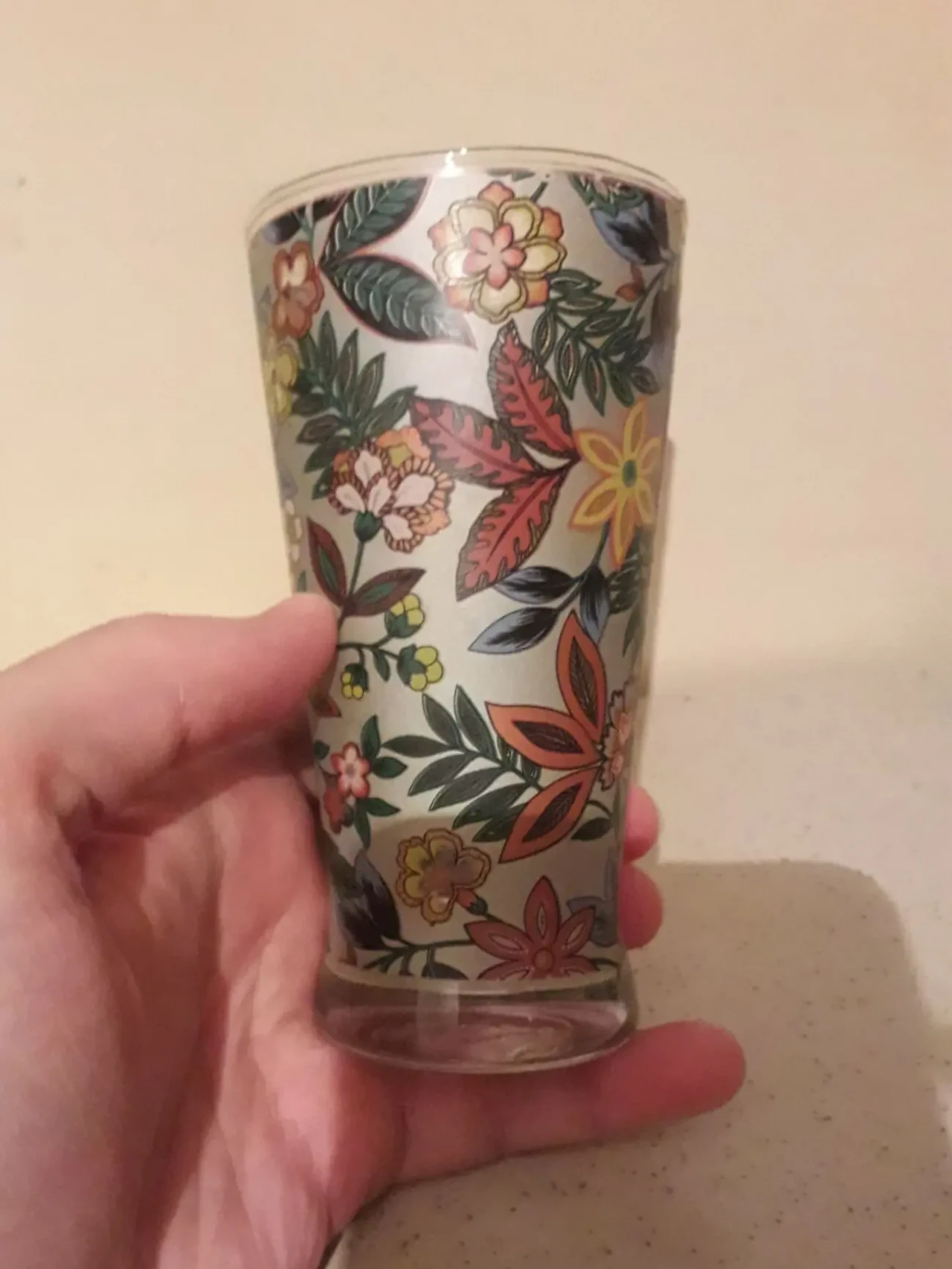 Красивый стакан бокал вода газировка минералка цветы 3