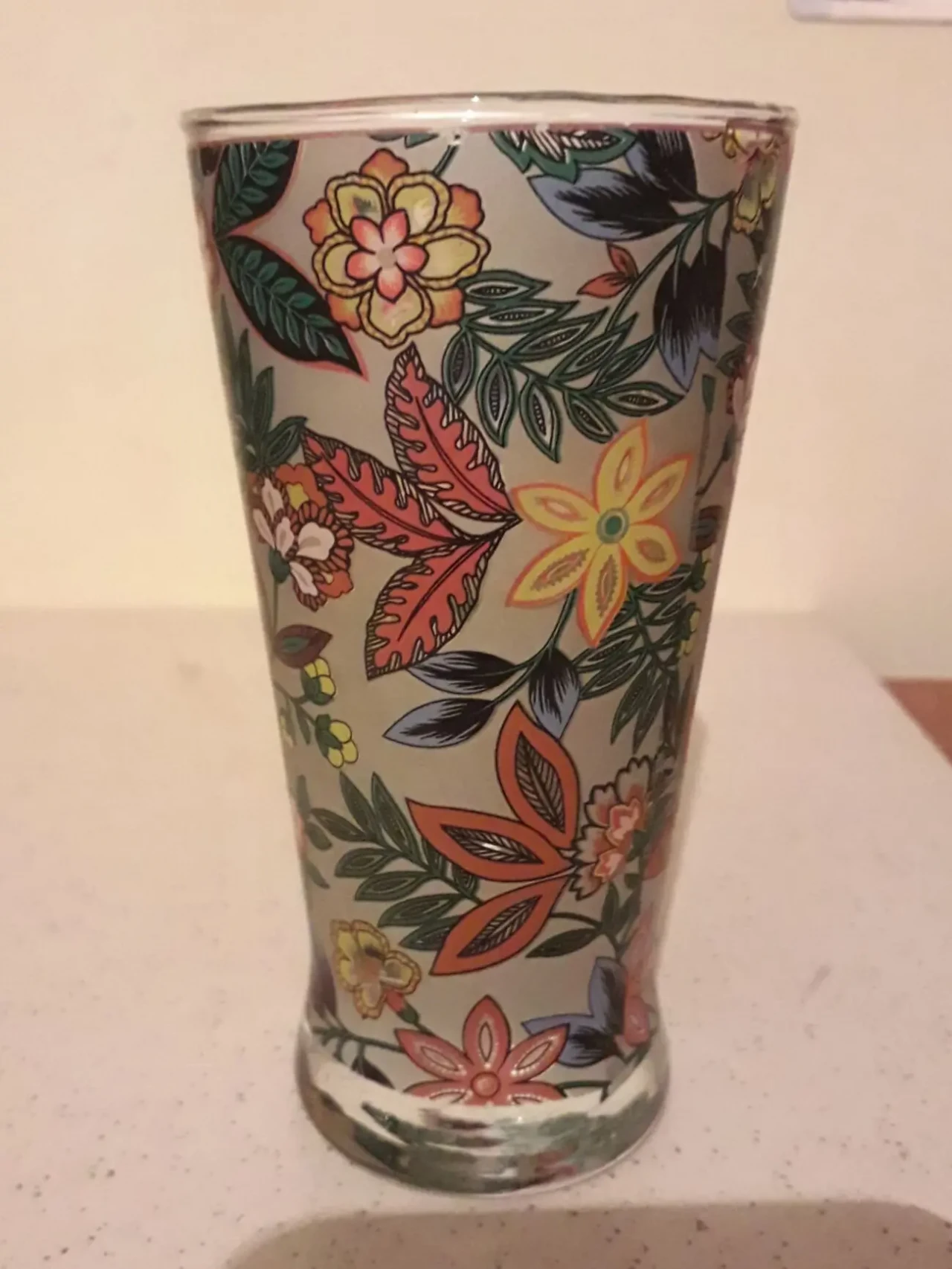 Красивый стакан бокал вода газировка минералка цветы