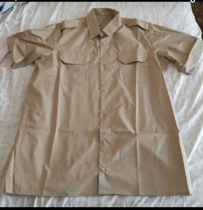 Рубашки и брюки форменные.