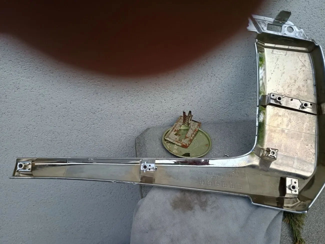 Молдинг бампера переднего правый 6407A146 Mitsubishi