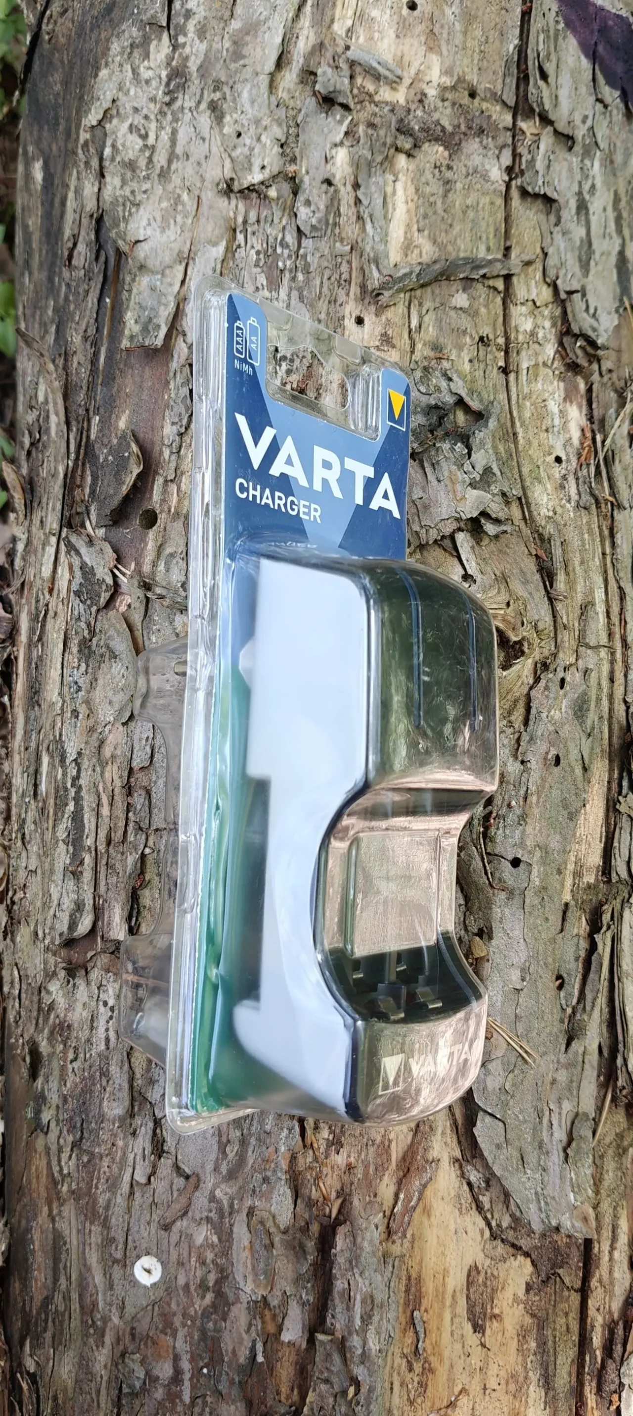 Зарядний пристрій VARTA для акумуляторів AA/AAA (новий, в упаковці) 3