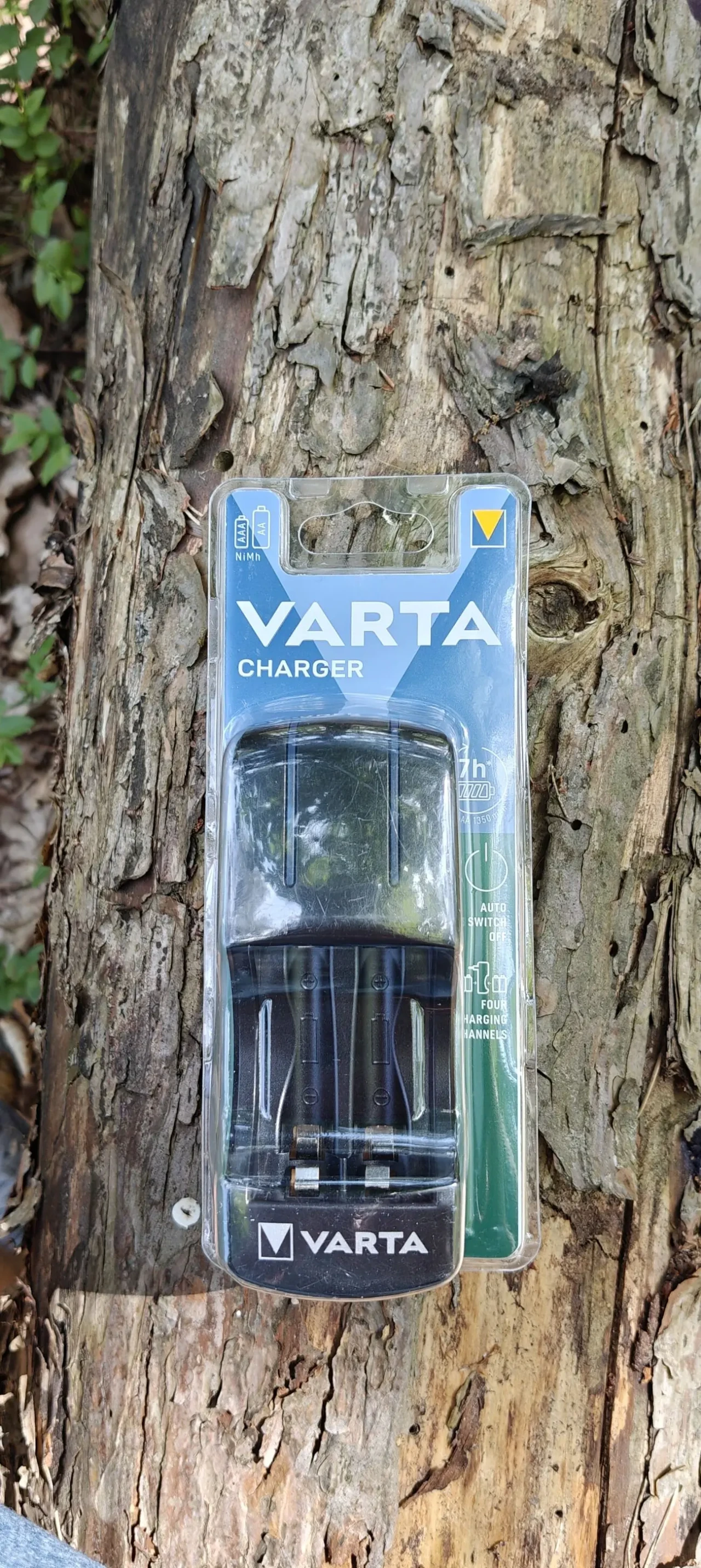 Зарядний пристрій VARTA для акумуляторів AA/AAA (новий, в упаковці)