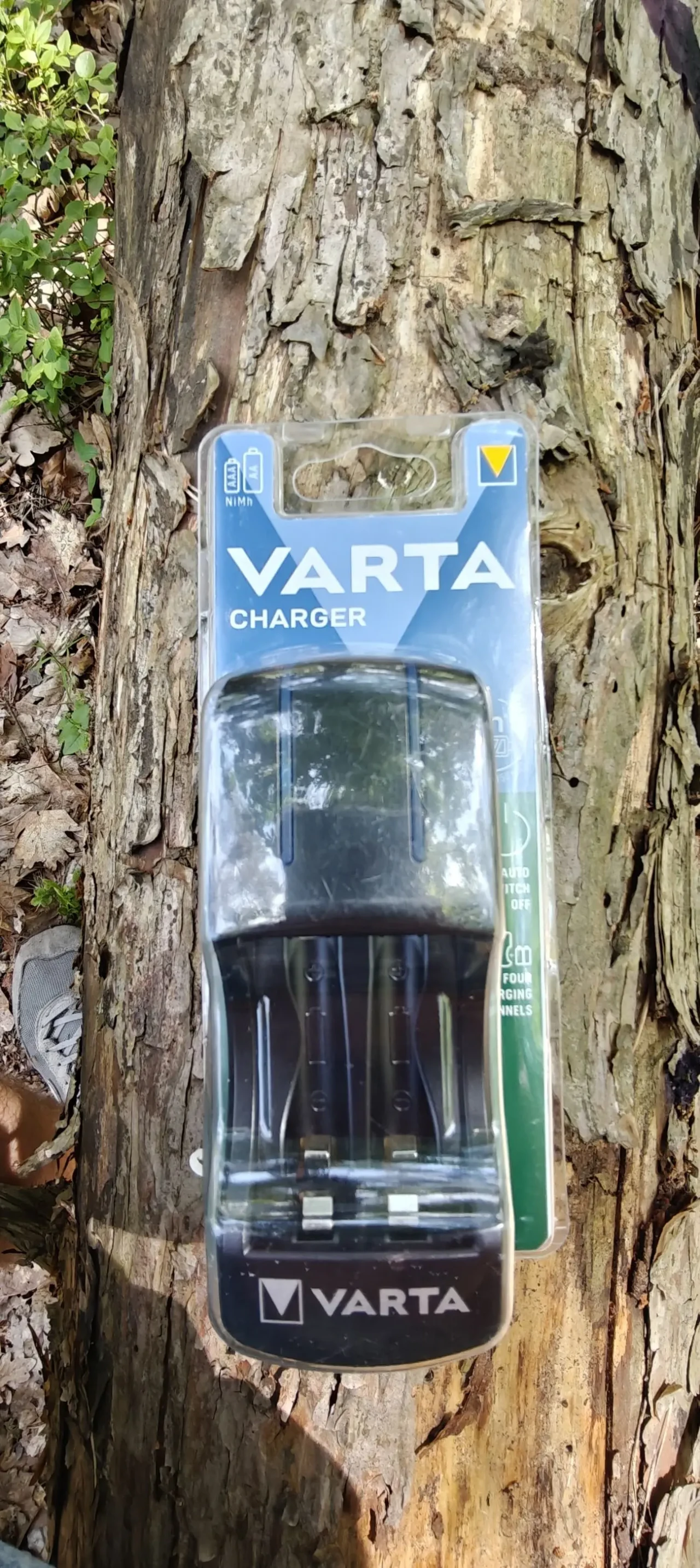 Зарядний пристрій VARTA для акумуляторів AA/AAA (новий, в упаковці) 5