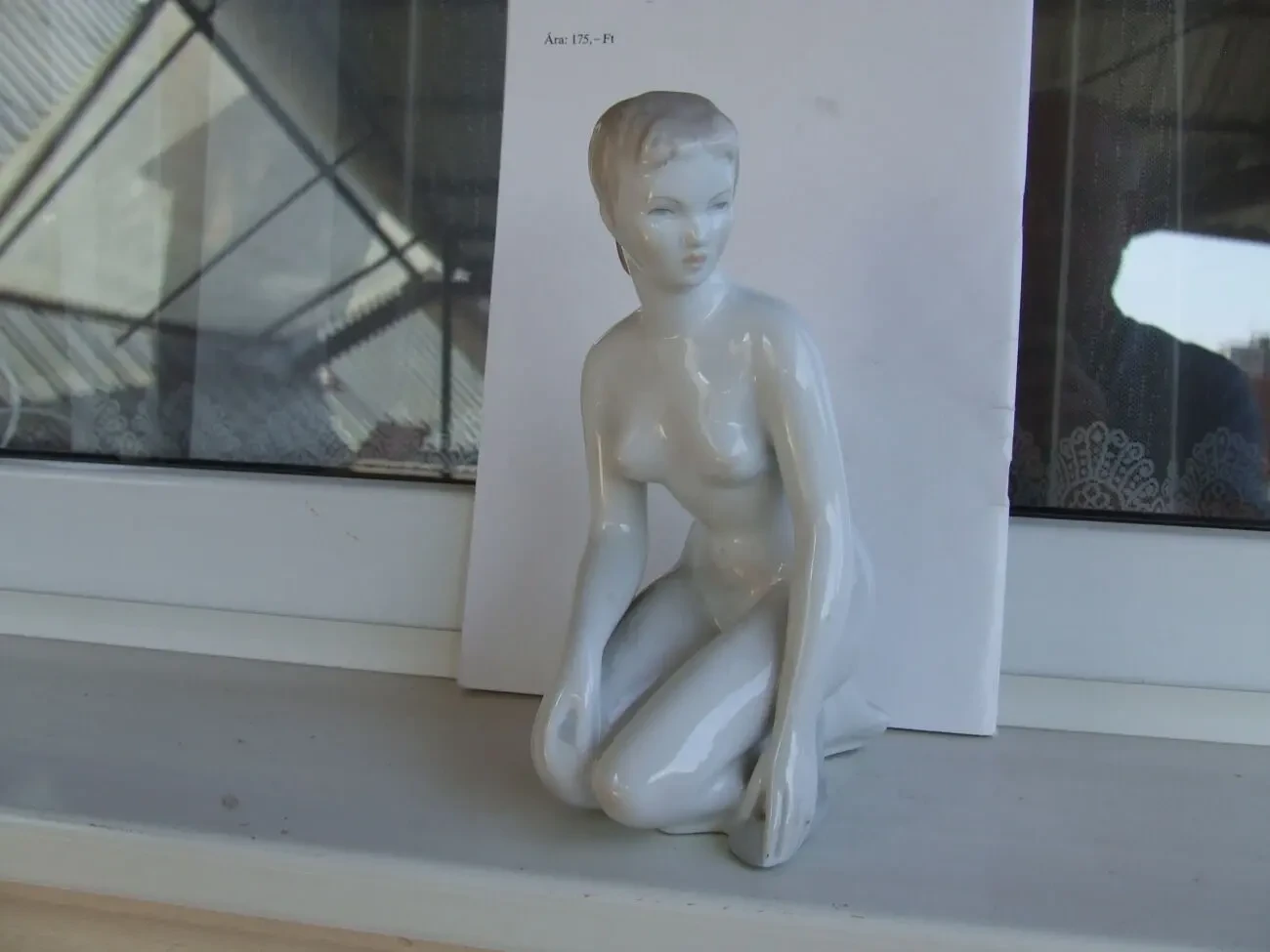 Сидящая девушка НЮ с полотенцем раз. 17х11 см. 1970 гг.Аквинкум 7