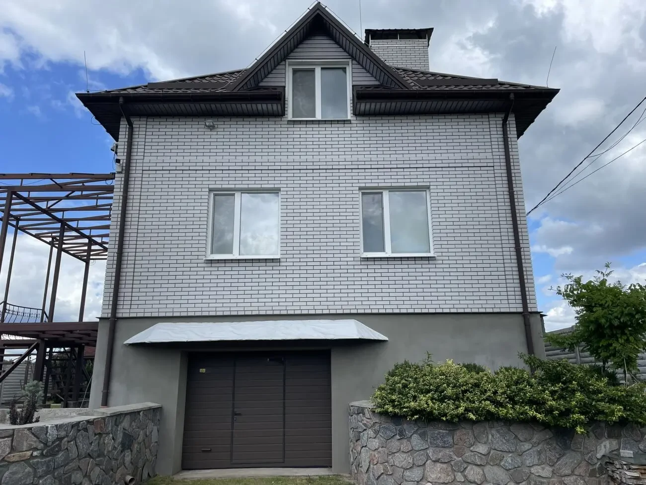 Новий двоповерховий будинок