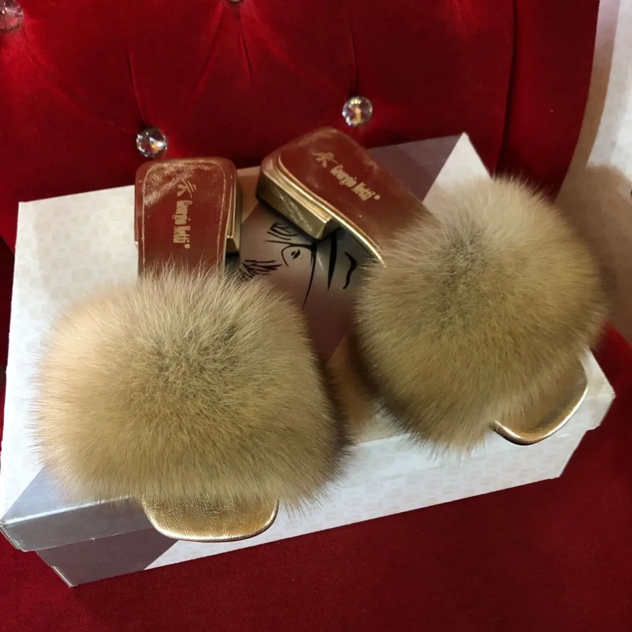 Шкіряні босоніжки з хутром куниці та соболя