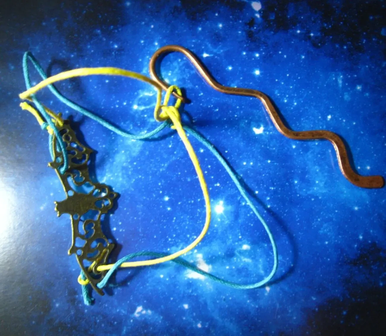 Закладка в книгу металл цвет медь бронза, подвески, шнур синий жёлтый 2