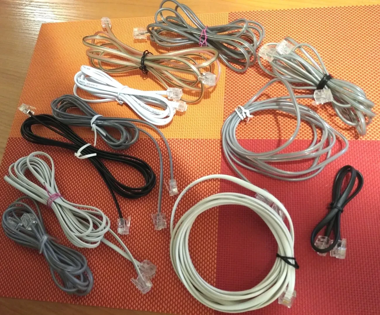 Кабели телефонные от миним. до 3 м /1 шт. - 3 грн/ 20 шт. -50 грн.