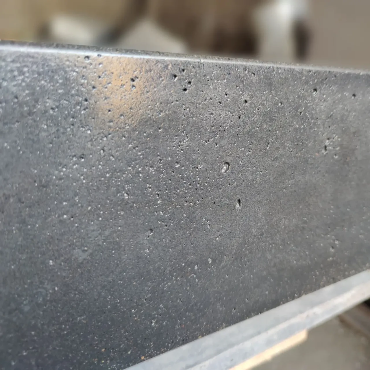 Умивальник щілинний з архітектурного бетону графітовий авторський 5