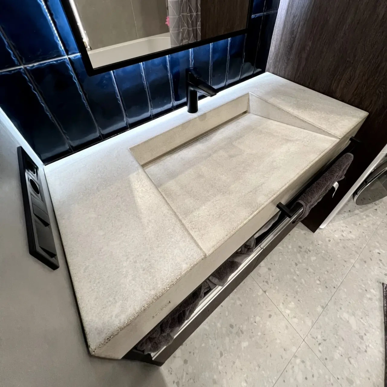 Білий бетонний умивальник з тримачем для рушника лофт на замовлення 4