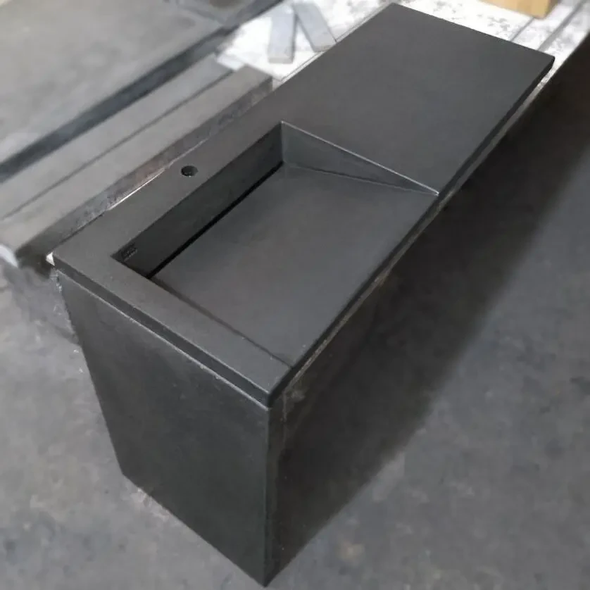 Тонкий бетонний умивальник графіт з опорою  лофт у ванну 2