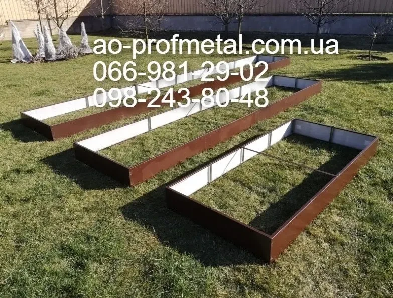 Опис Грядка оцинкованная коричневого цвета с распоркой.