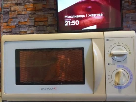Маленькая микроволновая свч печь Daewoo. Микроволновка.