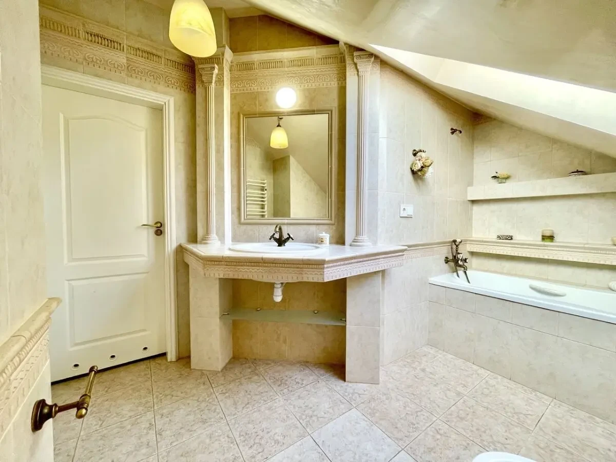 Продаж будинку в класичному стилі 8