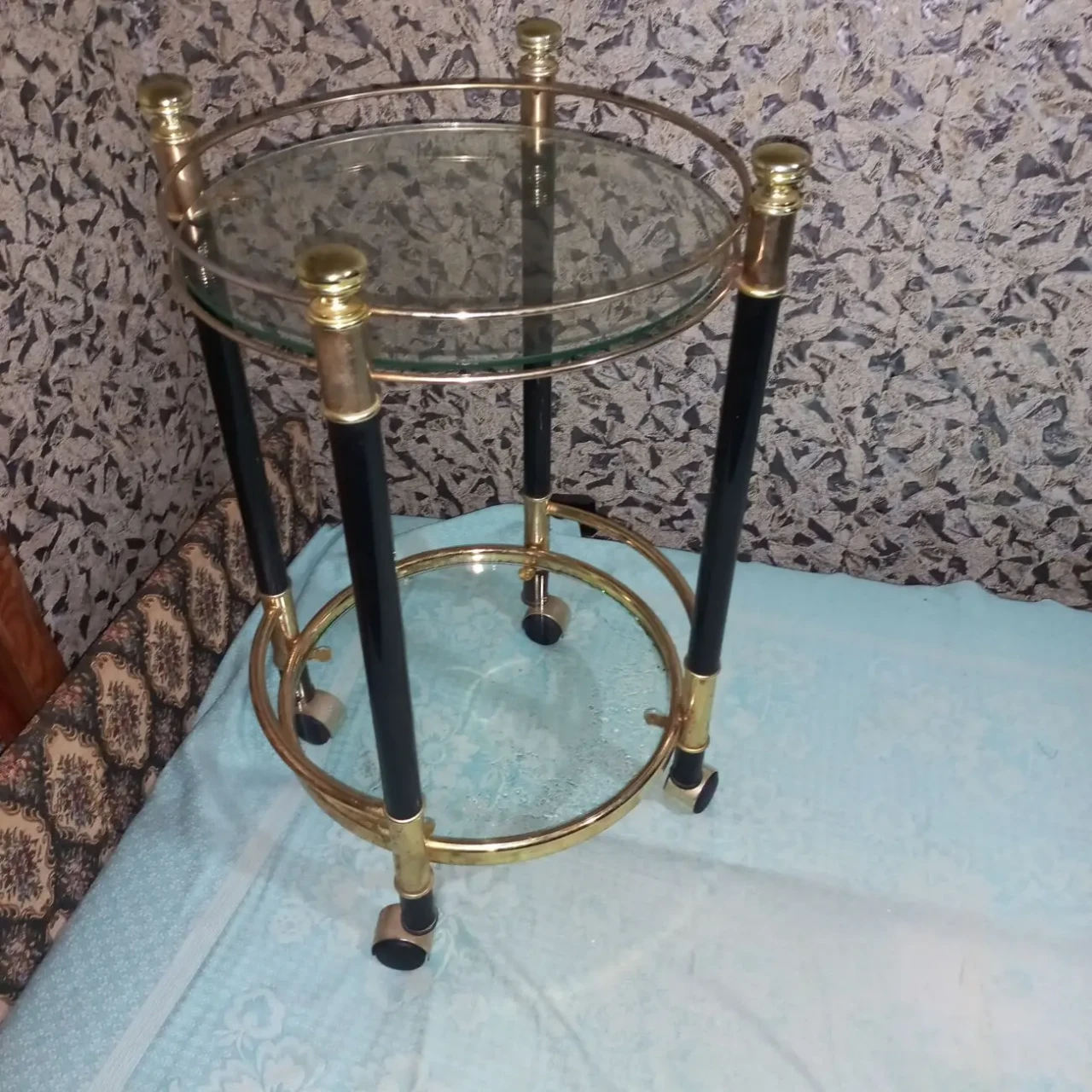 передвижной  круглый  стеклянный столик на колесиках