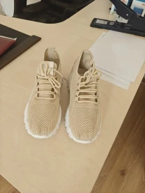 Жіночі кросівки