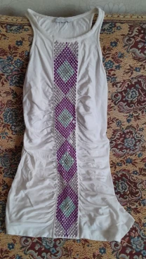 Красивая белая кофта с вышитыми цветами-ручная работа