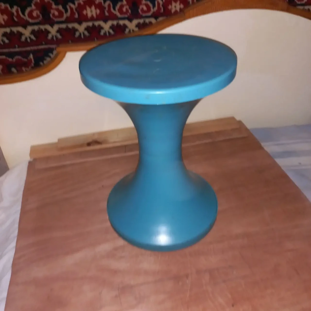 Продам  пуфик  и пластиковый  табурет 2