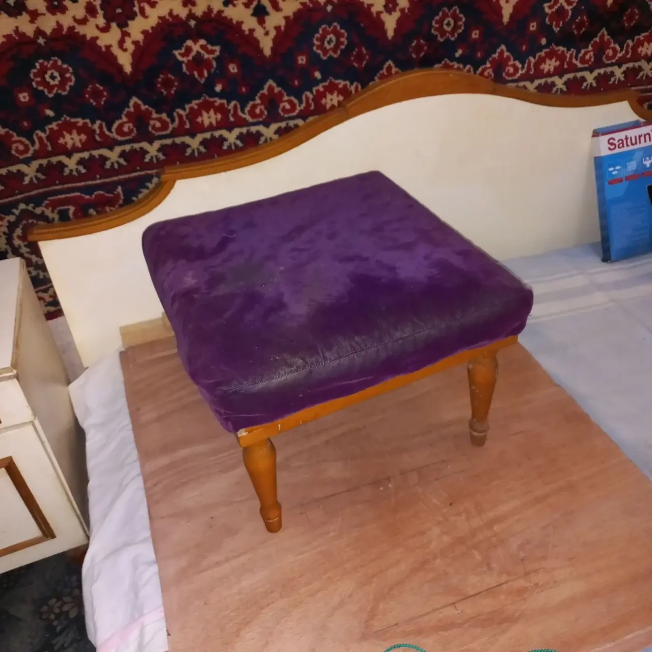 Продам  пуфик  и пластиковый  табурет