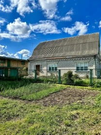 Продається добротний будинок в центрі смт Гребінки.