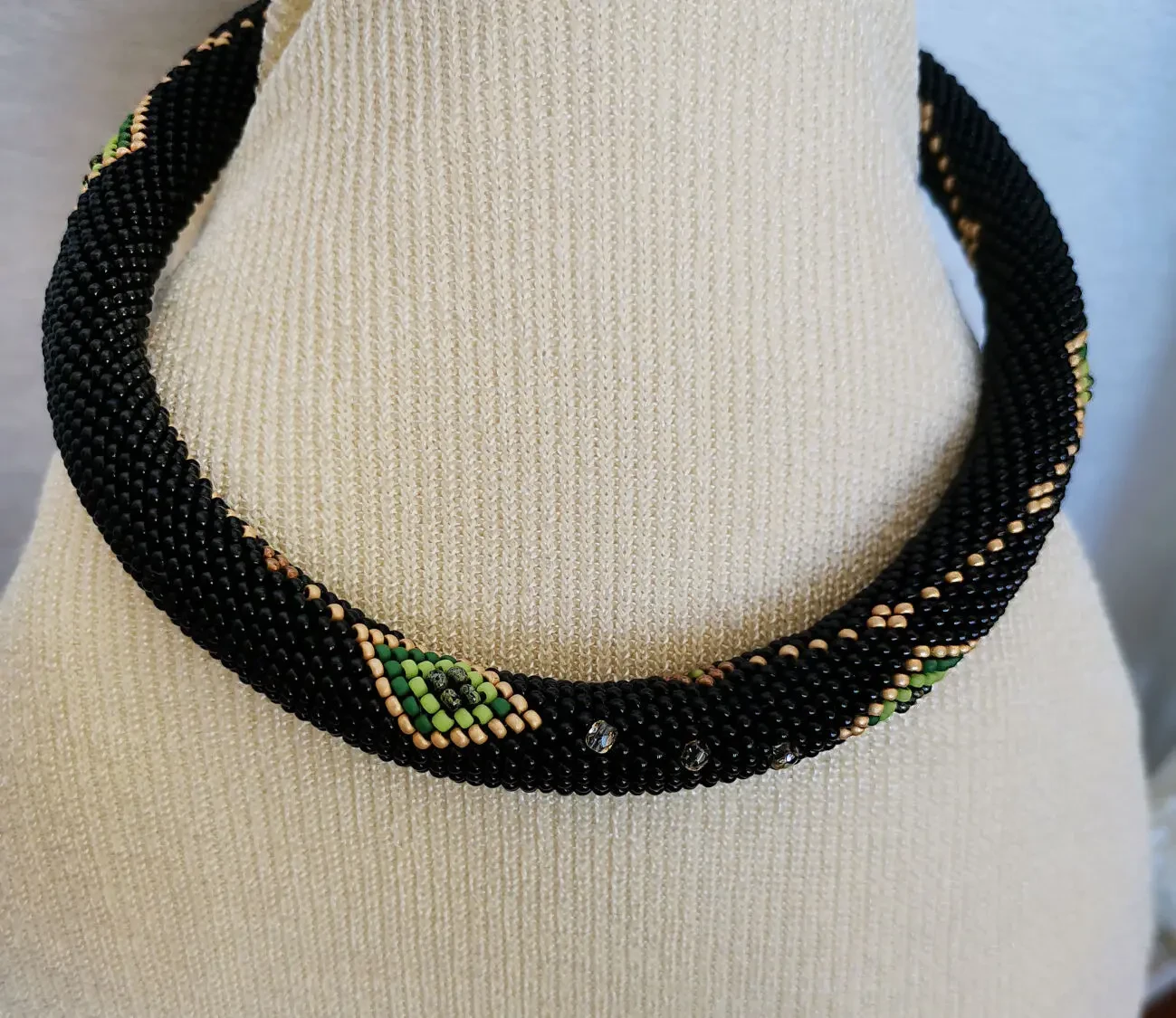 Прикраса із бісеру кольє-джгут Таємниця 4