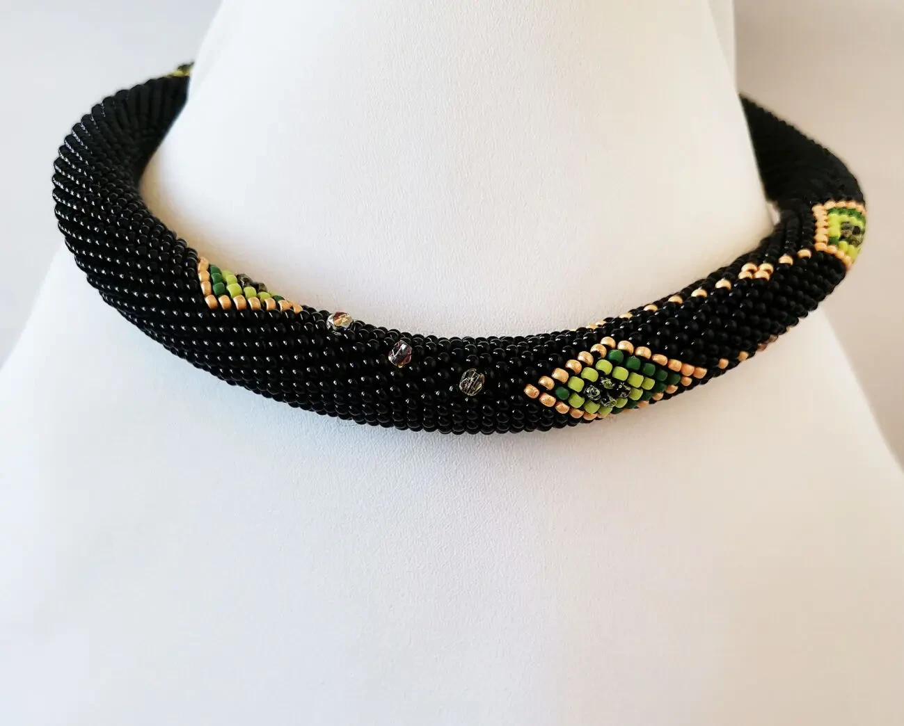 Прикраса із бісеру кольє-джгут Таємниця 2