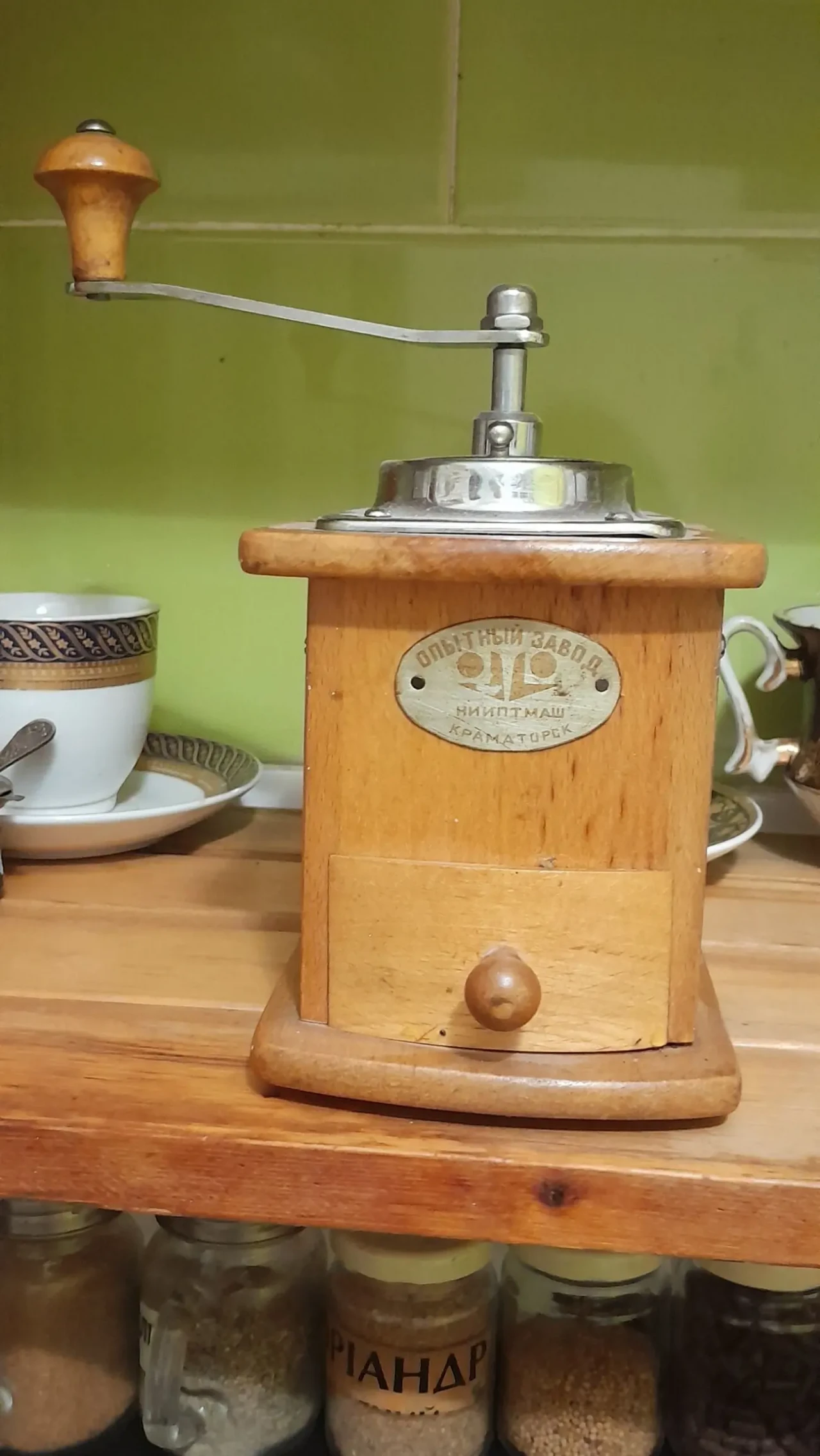 Деревянная кофемолка с ручкой из нержавейки. Ретро