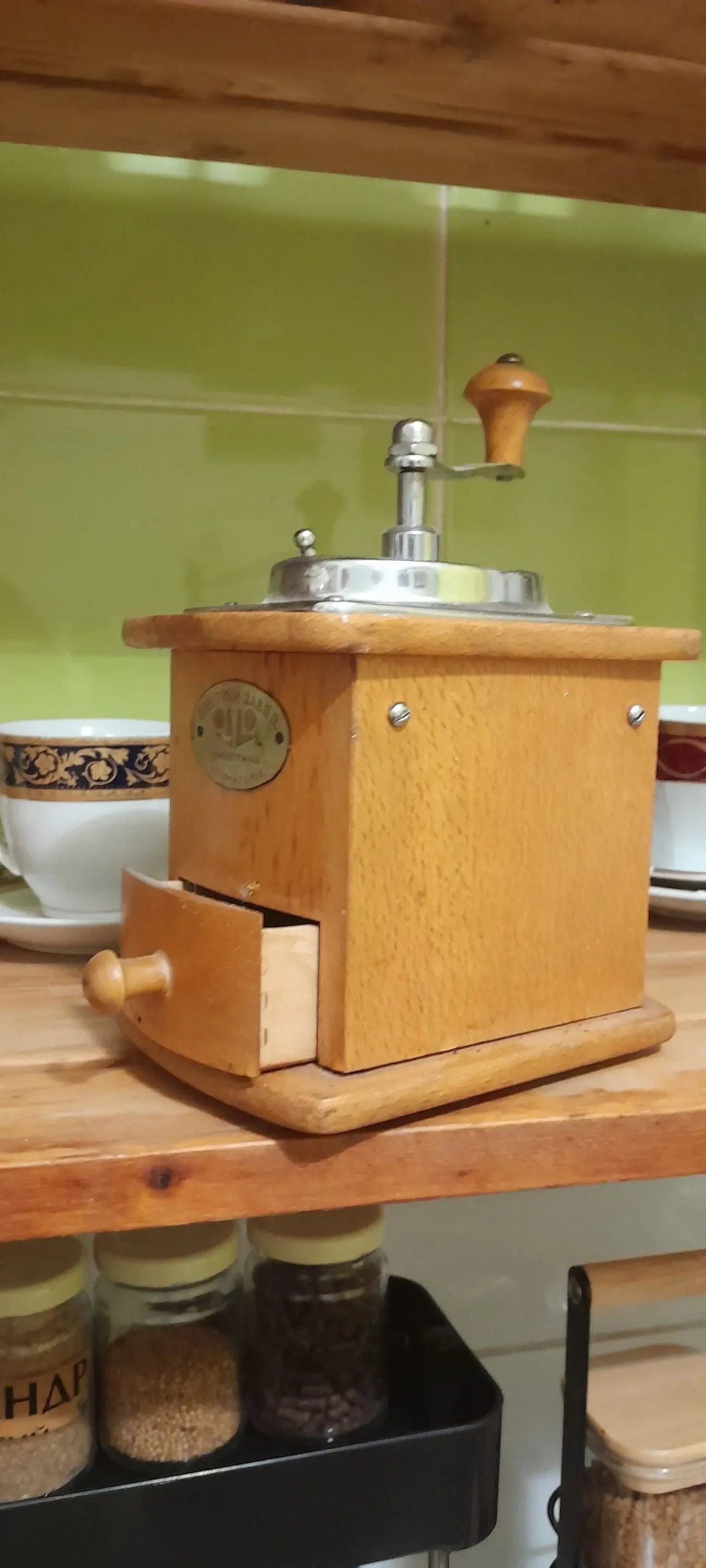 Деревянная кофемолка с ручкой из нержавейки. Ретро 2