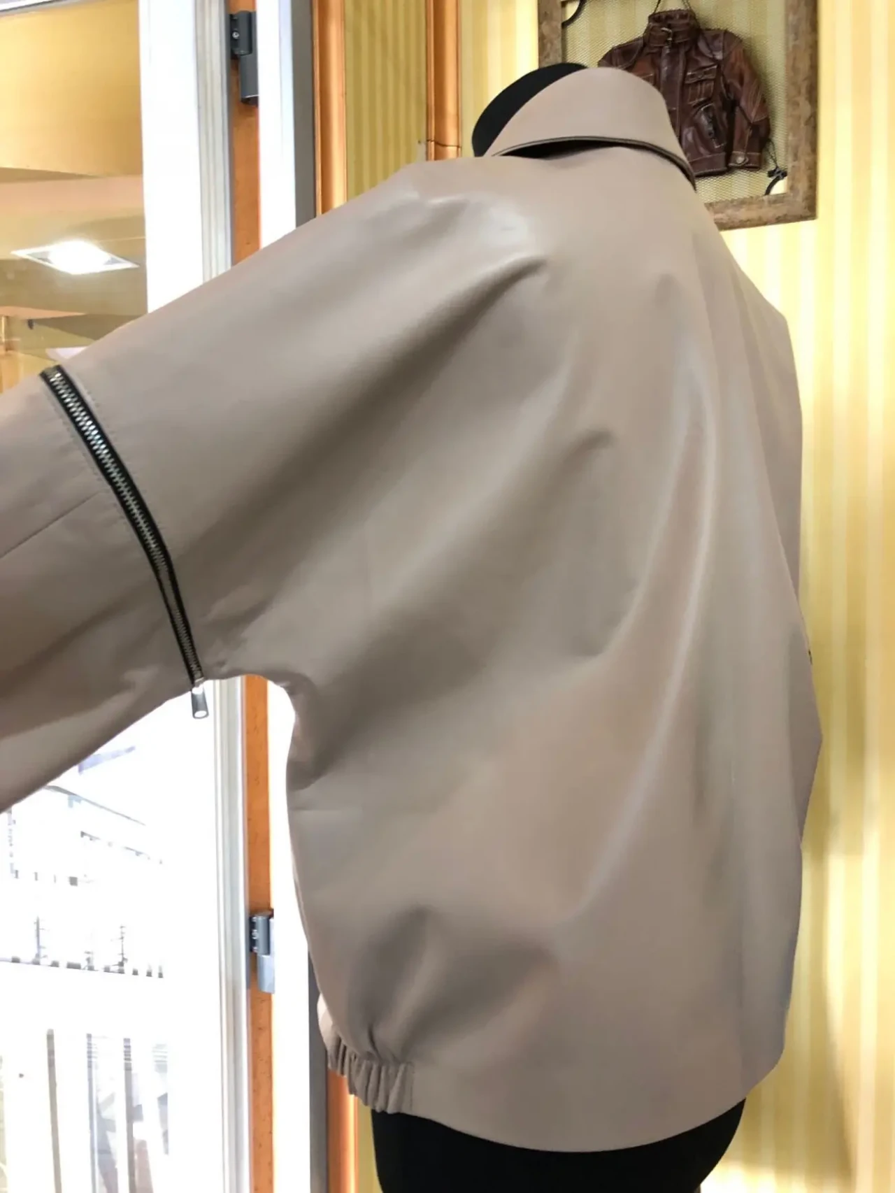 Шкіряні піджаки,косухи бежевого кольору 6