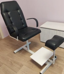 Педикюрне крісло з підставкою