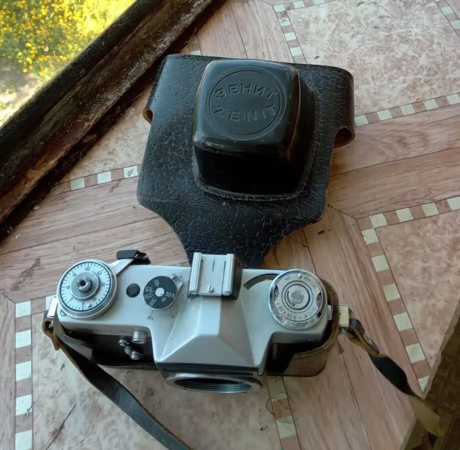 Фотоаппарат ЗЕНИТ-Е с чехлом без объектива. 4